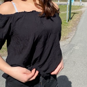 Svart offshoulder - Svart offshoulder, fin o tunn till sommaren. Nått fel med bilderna ibland men kontakta vid intresse☺️