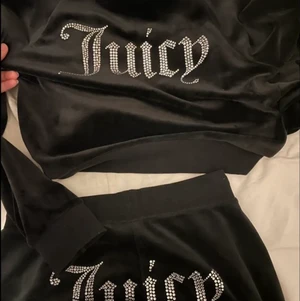 Juicy Couture - Aldrig använd! Säljer hela settet för 999🥰 alla rhinestones är kvar och finns inget fel me settet. Hör av er för fler bilder osv🥰settet är i Strl S. Köp direkt för 1100