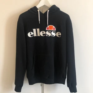 Ellesse hoodie  - Snygg och skön Ellesse hoodie. Använd ett fåtal gånger och är i bra skick. Storlek 36.  Skicka gärna ett meddelande vid intresse eller frågor☺️