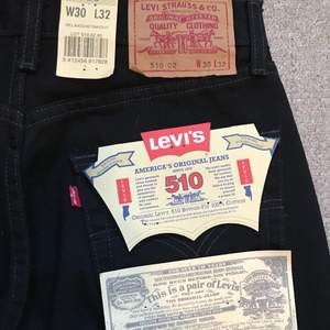 Jättefina original vintage levis jeans med lappar kvar, oanvända! Supersköna och passar mig som vanligtvis har S/M. Säljes endast då jag har alldeles för många svarta jeans😫  Pris kan såklart diskuteras💕 hör av dig om du har frågor eller vill ha fler bilder 🌸