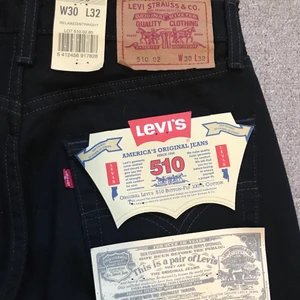 Vintage levis original jeans - Jättefina original vintage levis jeans med lappar kvar, oanvända! Supersköna och passar mig som vanligtvis har S/M. Säljes endast då jag har alldeles för många svarta jeans😫  Pris kan såklart diskuteras💕 hör av dig om du har frågor eller vill ha fler bilder 🌸