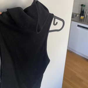 Linne med polo krage - Midjelångt linne med krage. Storlek M men tight passform så passar S.  Exklusive frakt 