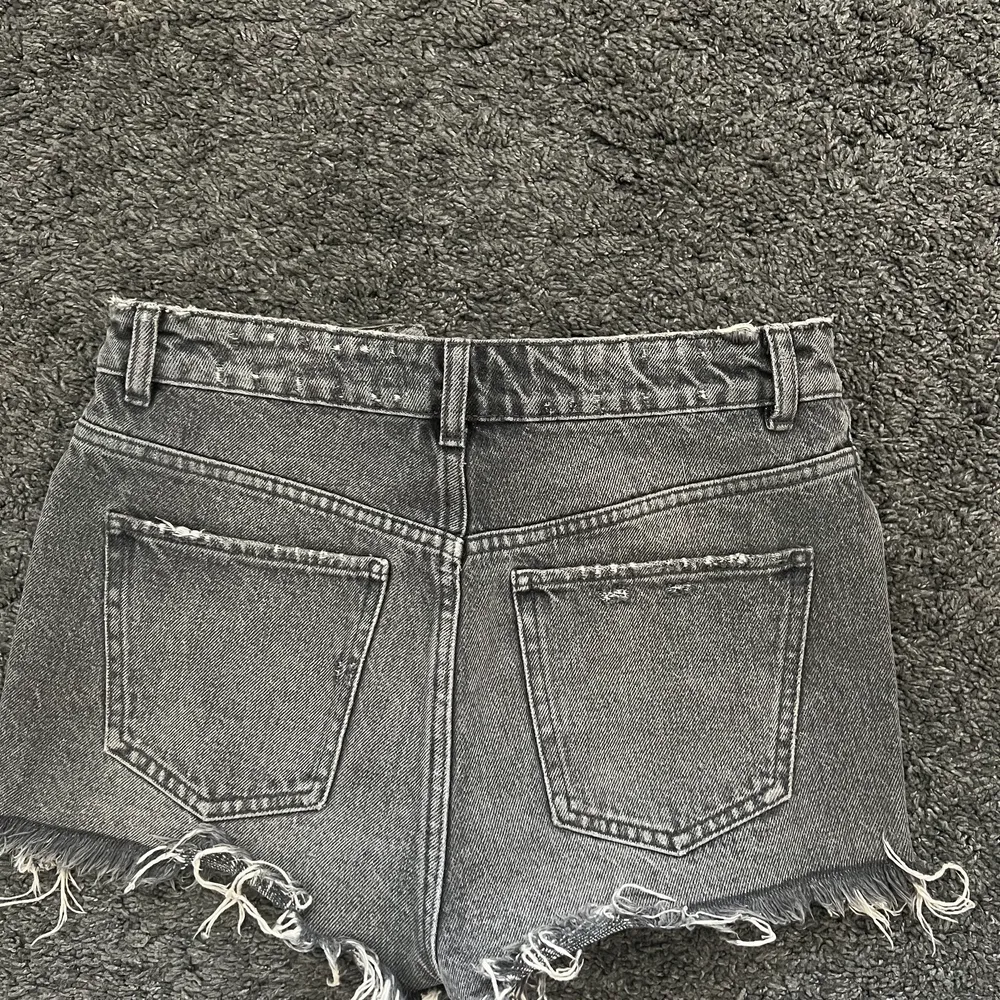 Säljer dessa gråa jeans shorts från zara i storlek 34. Det är medelhög midja och lite slitna i modellen.💕. Shorts.