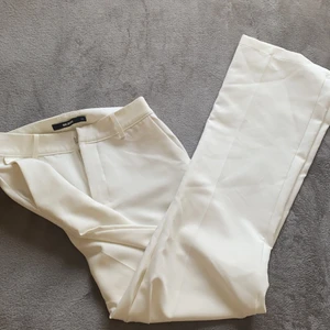 Vita kostymbyxor - Säljer mina vita kostymbyxor från Bikbok💕💕 nästan aldrig använda ☺️