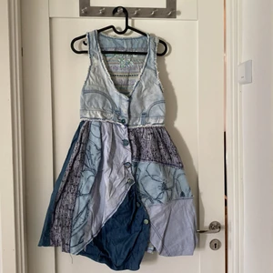 Desigual klänning i denim - Säljer min superfina och knappt använda halterneck klänning från desigual. Den är i denim med olika mönster. 