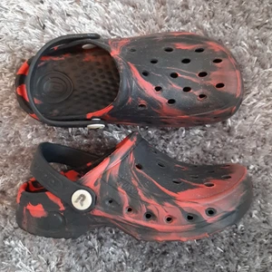 Quiva foppatofflor - Quiva foppatofflor storlek 27/28. Utmärkt skick, endast använda fåtal gånger. Betalning sker via swish. 