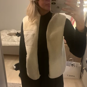 Teddy väst  - Så fin teddy väst från Lindex i storlek m men passar mig som brukar ha xs/s. Knappt använd så väldigt fint skick!