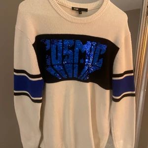 Maje tröja - Säljer en unik maje tröja. Har precis kemtvättats så är som gott som ny. Inte en enda noppra och ascool🤍💙🤍💙 nypris ca 3000kr