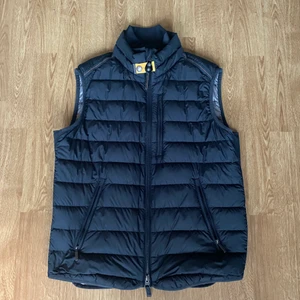 Parajumper vest - Säljer en äkta parajumpervest i storlek S, skick: 10/10 jag är cirka 185cm lång och sitter perfekt!