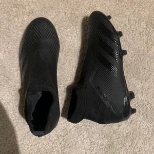 Adidas fotbollsskor - Svarta adidas predator fotbollsskor i storlek 40. Köpta för typ 800 eller 900 kr, men säljs för 350kr. Säljer då de inte passade min storlek och har köpt nya nu. Använda typ 3 gånger så i princip nya