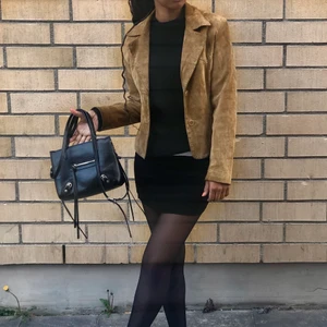 Brun mocka jacka - Brun/beige jacka, ganska tunn så man kan använda nu på våren. Ser lite vintage ut.🌺