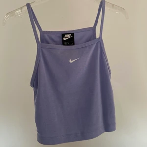 Nike topp - TOPPEN ÄR FÖRTFARANDE KVAR!  Lila Niketopp i storlek M som jag sytt in så numera skulle jag säga att det sitter som S💕 skicket är väldigt bra använd endast en gång💕