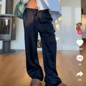 Zara byxor  - Säljer dessa byxor från zara i storlek S! Första bilden lånad och andra från hemsidan. Köpta för 699 och helt oanvända 💞