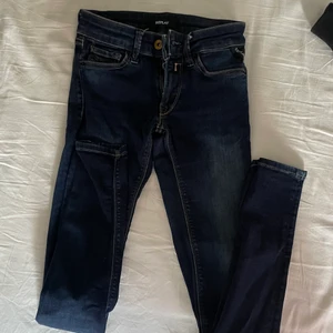 Lågmidjade replay jeans strl 24/30 (XXS) - Skit snygga jeans! Sitter som en smäck men är för små för mig. Riktigt bra skick! 