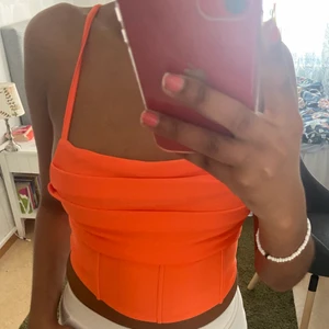 Party topp - Stark orange topp från shein som man kan justera de bak. Helt ny aldrig använd och trvötrad 