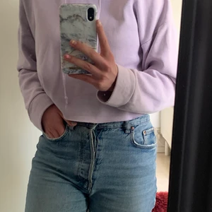 Croppad hoodie  - Säljer denna jättesköna hoodie då den inte kommer till användning längre💗