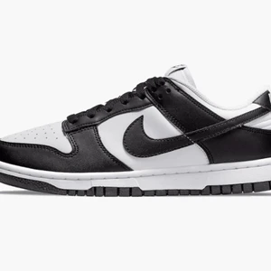Nike dunk Low nature black and white  - Säljer svart/vita skor nike dunks. Fixk dom i present. Kvitto finns med. De är helt oanvända. 