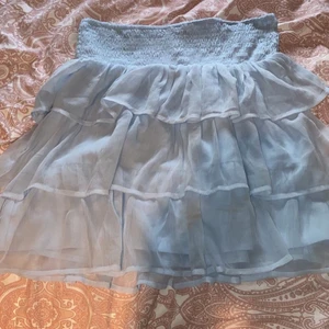 blå kjol - En jättefin kjol från vero moda. Kjolen är storlek M fast passar mig som är S super bra. Använd 1 gång. I jättebra skick inget fel på den. Super fin. Säljer den pga att jag inte använder den. Passar super bra till sommar. Skriv till mig privat ifall ni är i intresserade och vill ha mer bilder. Kjolen är köpt för 400kr och är använd en gång. Köparen står för frakten