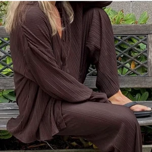 Storlek S - Brunt set från Gina tricot som inte går att köpa längre. Storlek S på byxorna och storlek L på tröjan, passar perfekt om man vill ha lite oversize fit🤎 Settet kostade 650kr nypris. Säljer för 500kr✨🤎