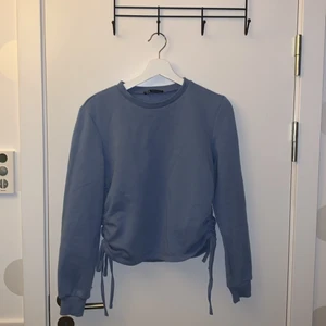 Dröja med dragsko - Fin blå tröja med dragsko från zara i storlek S. 