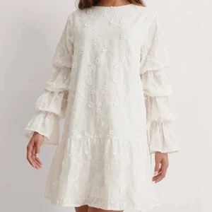 Klänning med ärmdetalj - Buda på denna fina klänning!! Helt slutsåld på NAKDs hemsida. Använd en gång, är i jättefint skick! 💞 storlek 38 Bud: 350kr