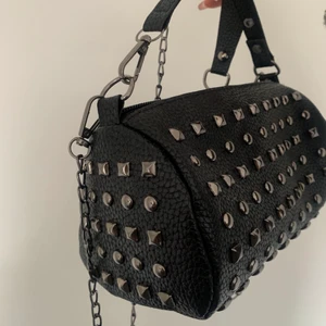 Väska - Säljer en super fin väska som jag fick hem nyligen men aldrig använt pågrund av att jag inte tycker den passar mig. Kan skicka fler bilder om det önskas❤️