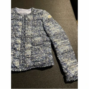 Moncler jacka  - Säljer min super snygga moncler jacka i stolek 1 vilket motsvarar S/XS! Jackan är i ny skick💙💙💙ny pris 8000kr.Skriv för fler bilder❤️‍🔥