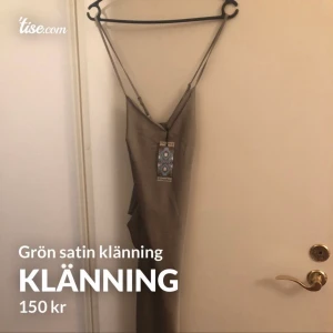 Klänning - Slits på sidorna, öppen i ryggen