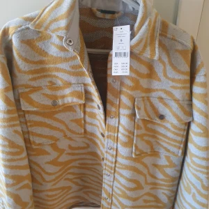 Säljer Skjortjacka oanvänd  - Säljer min Skjortjacka oanvänd den är hel ny Storlek S från Ginatricot!!