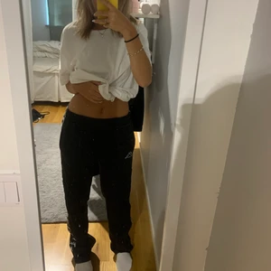 Kappa byxor  - Skit feta kappa byxor som passar till allt men tyvär är för stora för mig😐