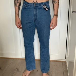 Jeans - Second hand jeans från humana. Lite för tajta på mig så bara använt 1 gång. Lite bootcut. Uppskattad storlek 34x34