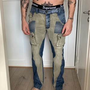 Jeans - Väldigt häftiga jeans! Lite för små för mig som vanligtvis har 36 i waist. Skulle säga att detta är 34x34. Second hand