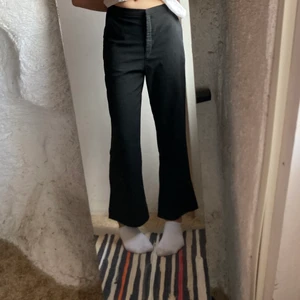 Kostymbyxor  - Superfina vida kostymbyxor, perfekta till vår och sommar🌻🌸 Jag är en storlek 36 och är lite baggy och lowrised på mig, men egentligen är dom storlek 40. Säljer pga har redan liknande och kommer därför inte till användning😋