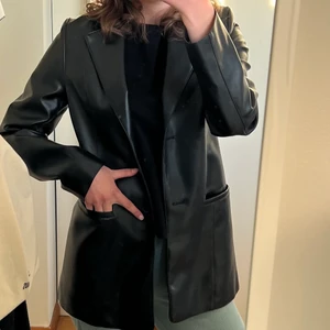 Blazer/jacka - Blazer/jacka i läderimitation. Endast använd ett fåtal gånger och i mycket fint skick. Storlek 36 från Weekday 💙 200kr + 66kr spårbar frakt.