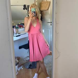 Jättesöt rosa halterneck klänning i mjukt o skönt material💕 Köparen står för frakten