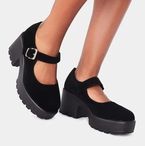 Koi Footwear Mary Janes  - Säljer dessa fina Koi footwear Mary Janes i ett mocka-liknande material storlek 37/UK 4. De är köpta på ASOS förra året men säljer då de har inte kommit till användning sedan dess. De är endast provade inomhus. Första två bilderna är lånade. Kan skicka fler bilder vid intresse. Pris kan diskuteras vid snabb affär.