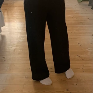 Lågmidjade kostymbyxor  - Lågmidjade kostymbyxor köpta på trendhouse. Strl 38, jag är 177 :) Säljes i befintligt skick, köpare står för ev. frakt!