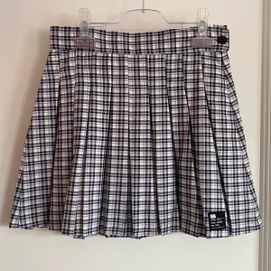 Bershka Plisserad Kjol Lila/vit rutig - Rutig/gingham kjol från Bershka i plisserad modell i en superfin lila/vit/svart färg! Ganska liten i storleken så passar storlek S & XS. Kan mötas upp i Stockholm City eller skickas på post, köparen står för frakten 🥰