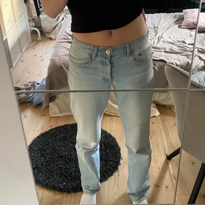 Zara low/mid rise jeans - Säljer dessa snygga mid rise jeans från zara pga garderobsrensning!!💕 De har en så fin färg och de är i ett bra skick 💕 storlek 38 men passar en 36/38 💕 jag är 172 cm lång och de är perfekta för mig i längden!🖤 