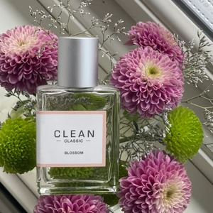 Clean Blossom Parfym 30ml - Sälja denna parfymen från clean då den i föll mig i smaken. Inköpspris 299kr. Säljer för 120kr med frakten inräknad. Använd ett fåtal gånger 