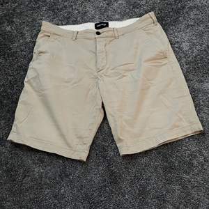 Snygga beige shorts ifrån Lyle&Scott, super bekväma och baggy perfekt för sommaren! Sparsamt använda