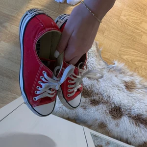 Röda Converse storlek 39 - Säljer då jag är i nöd av pengar ❤️de har inga defekter. Har haft dem i några månader 