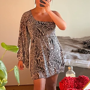 Helt ny grå leopardklänning strl 34 - Helt ny leopard mönstrad klänning i storlek 34. Från märket Pilot. Så skönt material. En ärmad och jättesöt. Frakt 52kr🥰