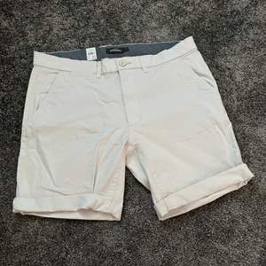 Snygga vita shorts från Dressman, helt oanvända och as snygga. Säljs pga fel storlek! Perfekt för sommaren och våren!