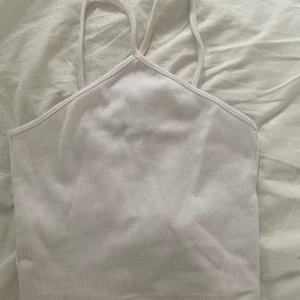 Vit topp - Snyggt linne från Zara som inte säljs längre. Andra bilden är samma modell men annan färg. 