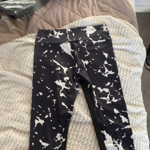 Träningsbyxor  - Storlek M men även passar folk som har storlek L, bra skick o skönt material. Pris 60 kr 