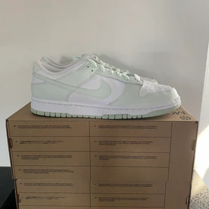 Dunk low ”barley green” - Dunk low ”barley green” . Finns storlek 43 , 44. Helt nya                Pris 1549kr st + frakt 