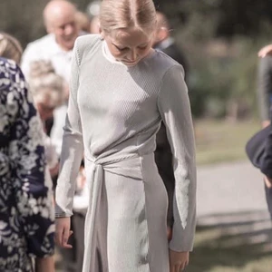 Somnar klänning!!  - En elegant sommarklänning💗 den är väldigt lång har en slits vid benen och är rubbad. Har bara använt den 1 gång och de va när jag var brudtärna på min fasters bröllop✨