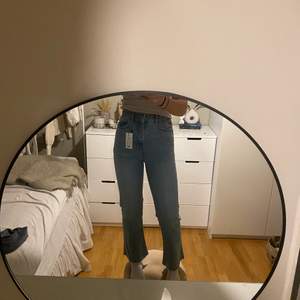 ett var ljusblåa oanvända jeans med lapparna kvar från Lager 157, de är i storlek XXS och passar mig som vanligtvis har 32 eller 34 i byxor💕 modellen heter kick