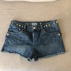 Jeansshorts  - Jeansshorts med nitar i storlek 36. De är från Karen millen och i superbra skick✨